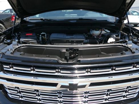 Used 2023 Chevrolet Suburban LT w/ Luxury Package RWD image 28