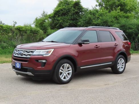 Used 2018 Ford Explorer XLT w/ Equipment Group 201A AWD/4WD image 19