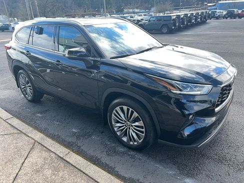 Used 2022 Toyota Highlander Limited image 3