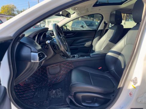 Used 2018 Jaguar XE Premium image 14