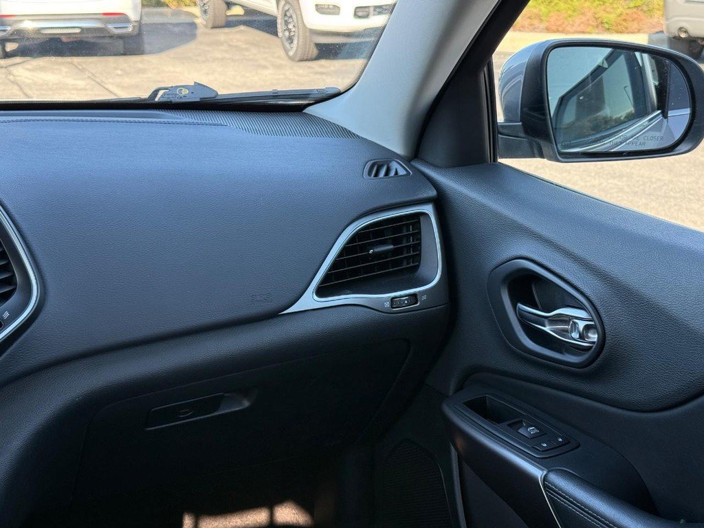 Used 2019 Jeep Cherokee Latitude Plus w/ Comfort/Convenience Group FWD image 12