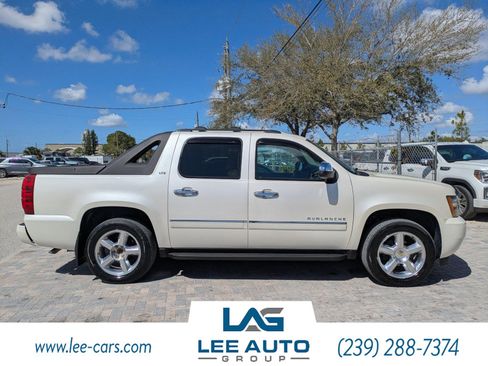 Used 2011 Chevrolet Avalanche LTZ image 2