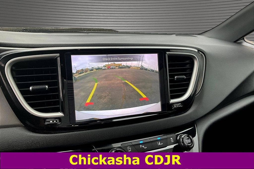 Used 2025 Chrysler Pacifica Select FWD image 13