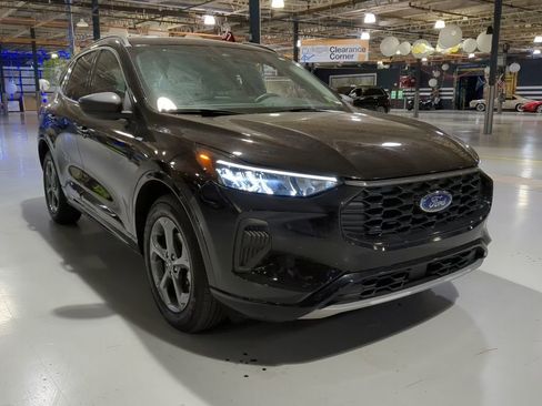 Used 2023 Ford Escape ST-Line w/ Tech Pack #1 AWD/4WD image 3
