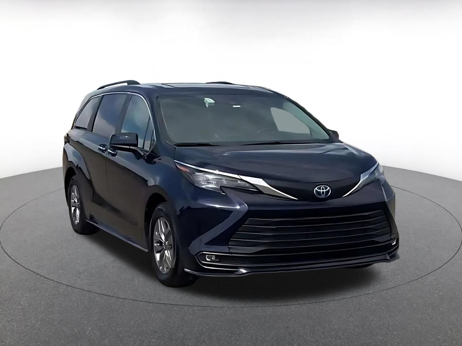 Used 2025 Toyota Sienna XLE FWD image 3