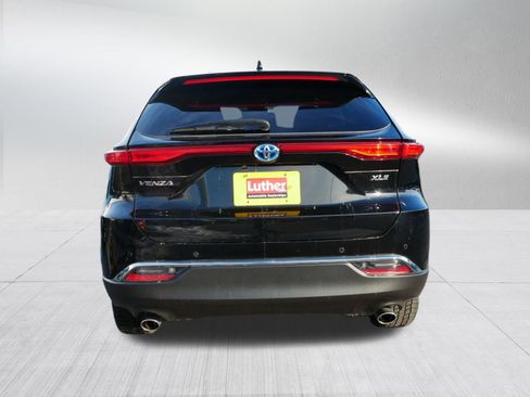 Used 2024 Toyota Venza XLE image 4