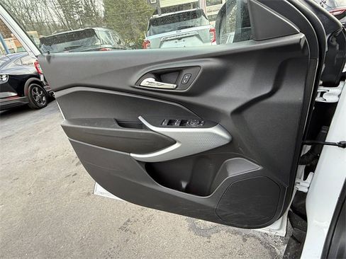 Used 2024 Chevrolet Trax RS image 11