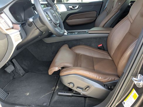 Used 2023 Volvo XC60 B5 Ultimate w/ Climate Package image 9