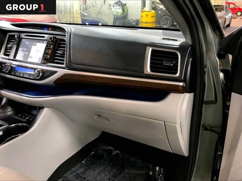 Used 2016 Toyota Highlander Limited Platinum image 18