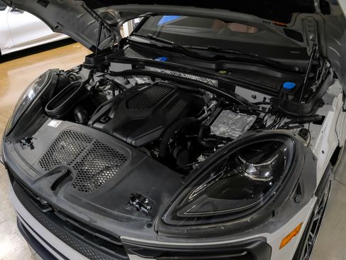Used 2024 Porsche Macan AWD/4WD image 53
