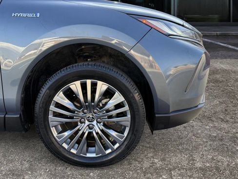 Used 2021 Toyota Venza XLE image 6