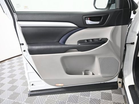 Used 2018 Toyota Highlander XLE image 20
