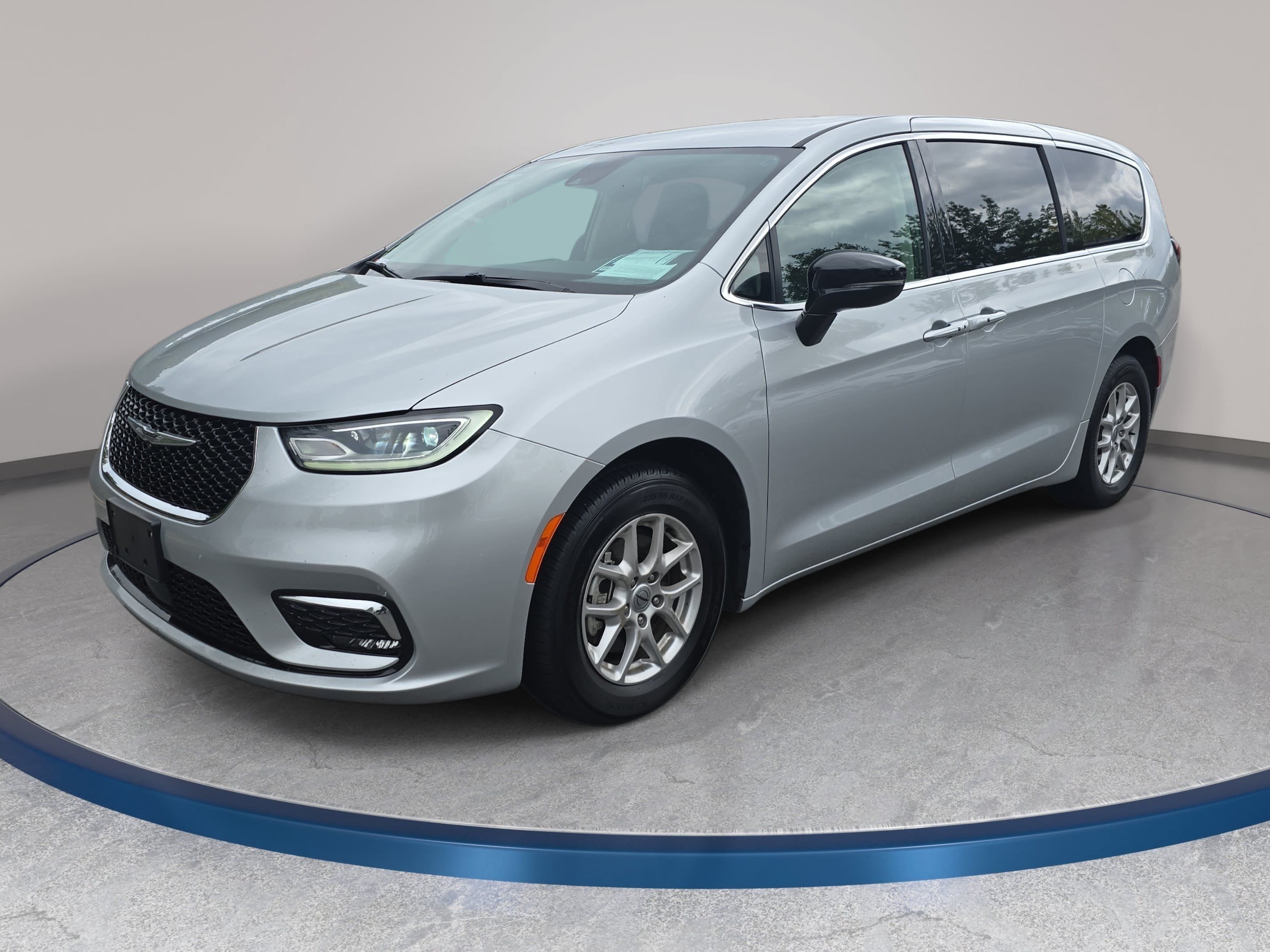 Used 2024 Chrysler Pacifica Touring-L FWD image 1