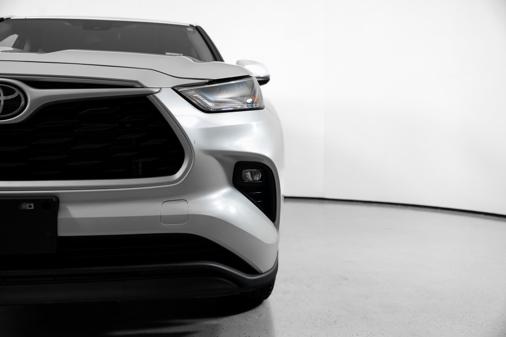 Used 2023 Toyota Highlander LE FWD image 19