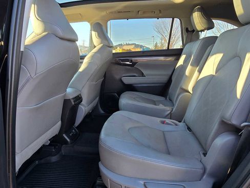 Used 2021 Toyota Highlander Platinum AWD/4WD image 16
