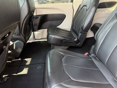 Used 2023 Chrysler Pacifica Touring-L FWD image 19