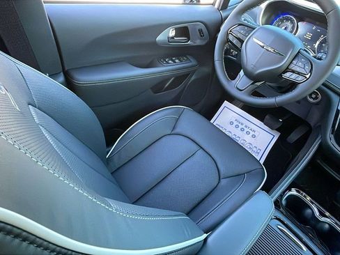 New 2025 Chrysler Pacifica Limited image 15