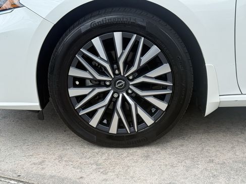 Used 2023 Nissan Altima 2.5 SV FWD image 12
