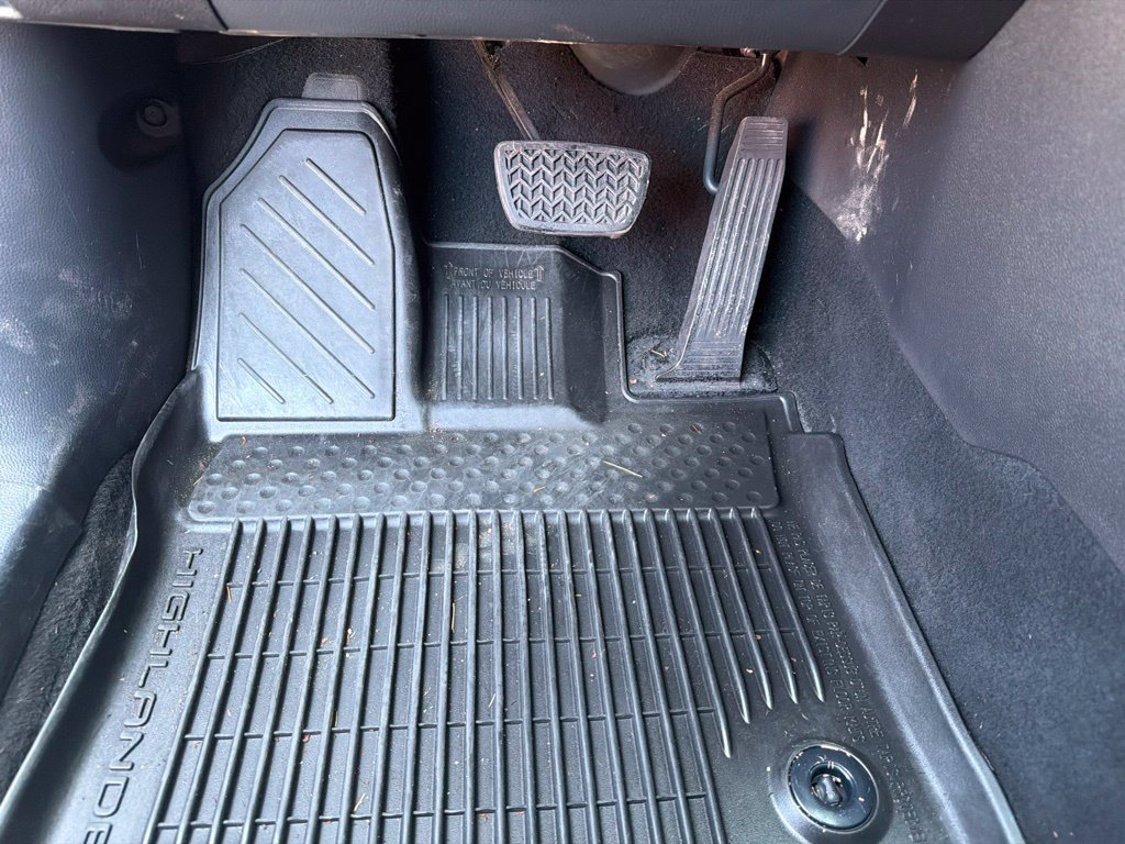 Used 2021 Toyota Highlander XLE AWD/4WD image 40