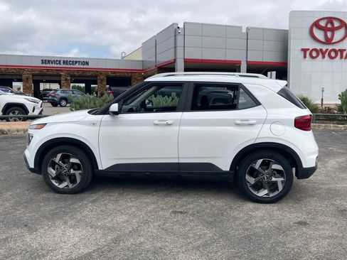 Used 2025 Hyundai Venue SEL image 6