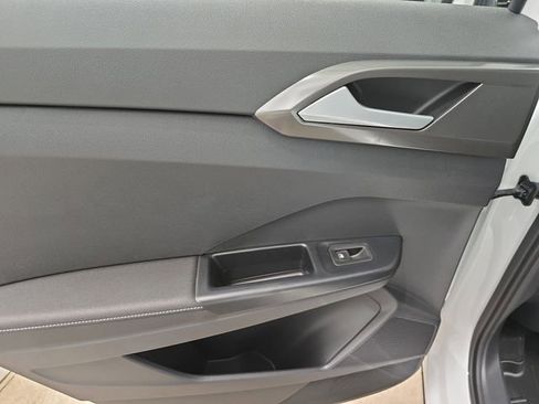 New 2026 Volkswagen Taos SE FWD image 17