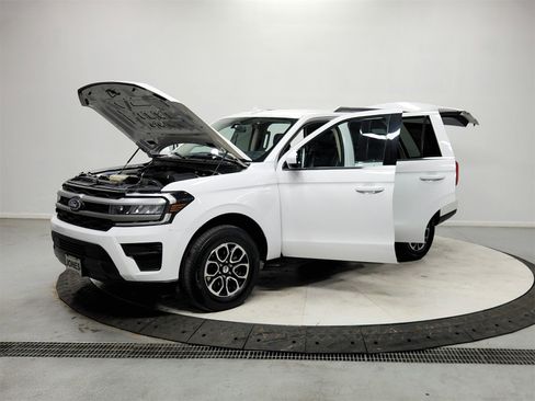Used 2024 Ford Expedition XLT image 11