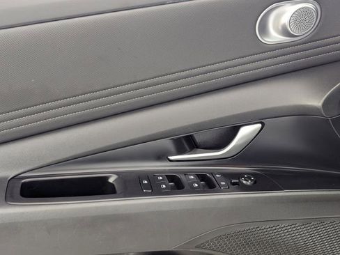 Used 2025 Hyundai Elantra SEL image 16