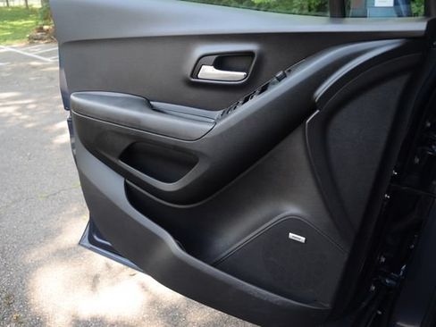 Used 2019 Chevrolet Trax LT w/ Sun & Sound Package AWD/4WD image 17