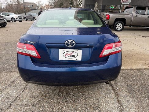 Used 2011 Toyota Camry image 3