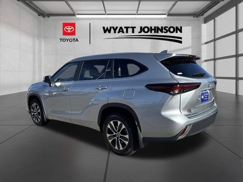 Certified 2024 Toyota Highlander XLE image 3