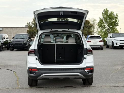 New 2026 Volkswagen Taos SE FWD image 14