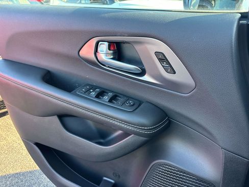 New 2026 Chrysler Pacifica Select image 12