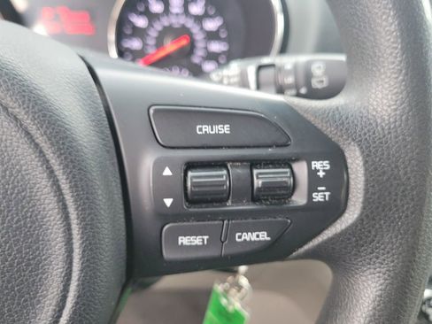 Used 2016 Kia Sedona L image 19