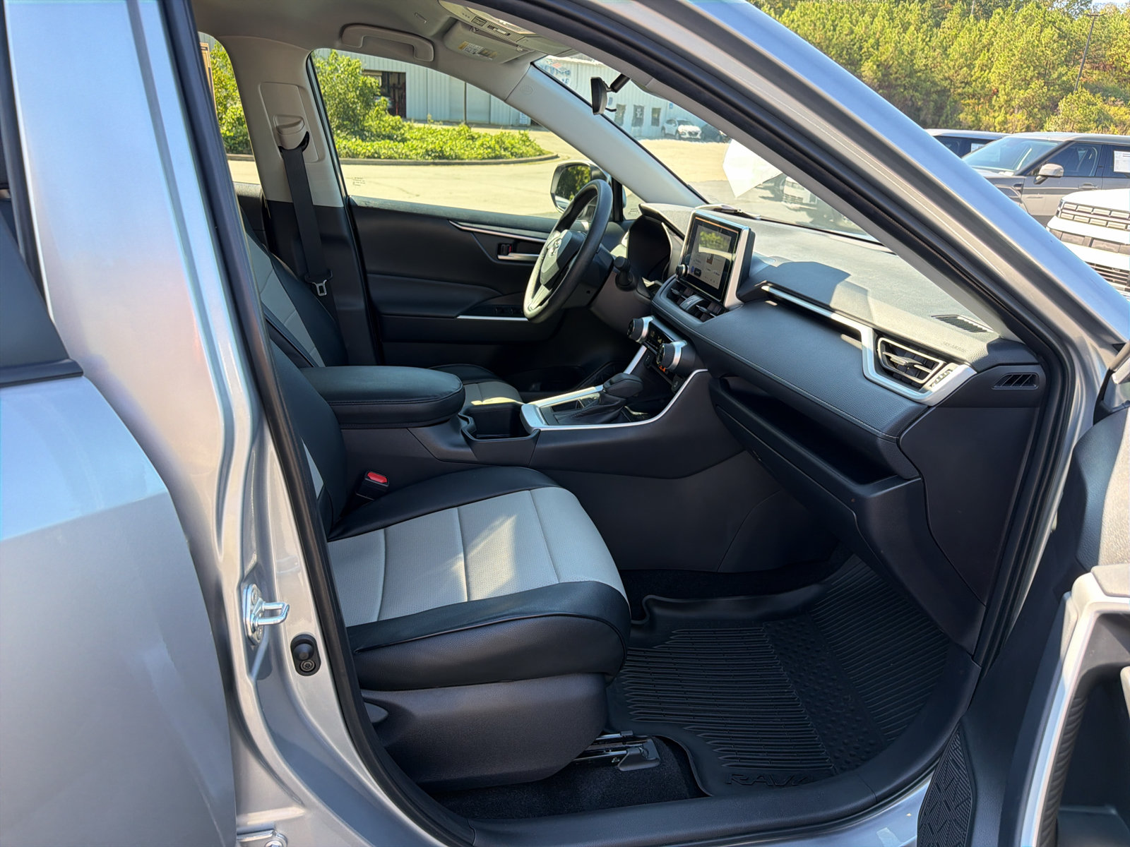 Used 2025 Toyota RAV4 XLE FWD image 17