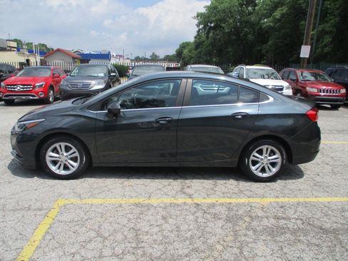 Used 2018 Chevrolet Cruze LT w/ Convenience Package FWD image 9