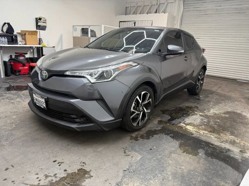 Used 2019 Toyota C-HR XLE FWD image 5