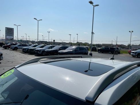 Used 2025 Hyundai Venue SEL FWD image 9