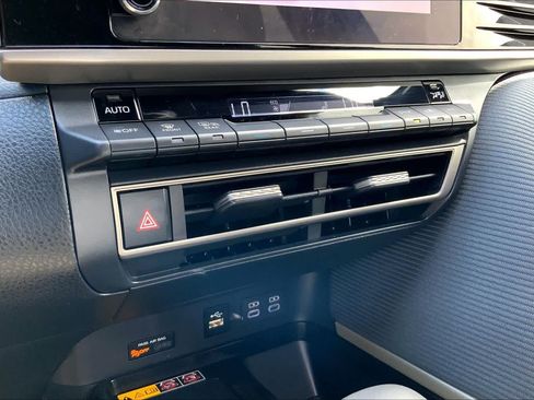 Used 2025 Toyota Camry SE w/ Convenience Package FWD image 34