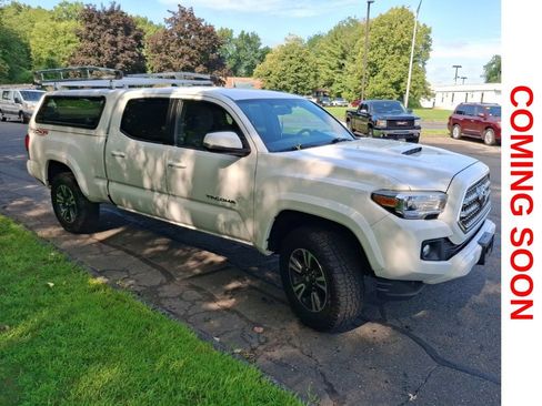 Used 2017 Toyota Tacoma TRD Sport w/ Tow Package AWD/4WD image 3