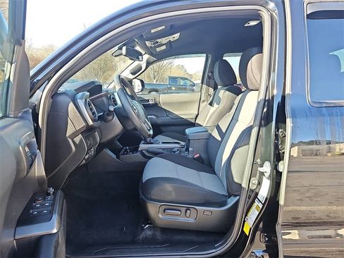 Used 2022 Toyota Tacoma TRD Off-Road image 12