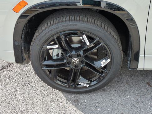 New 2026 Volkswagen Tiguan SE R-Line image 17