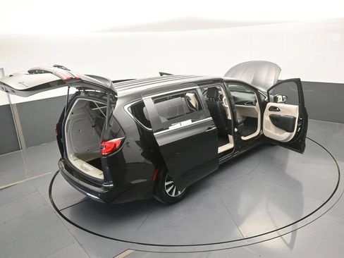 Used 2023 Chrysler Pacifica Touring-L FWD image 73