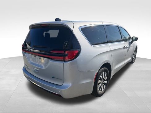 Used 2023 Chrysler Pacifica Touring-L image 4