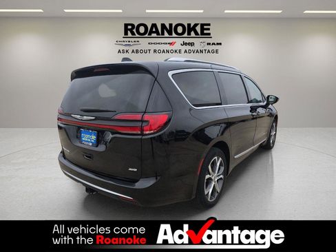 Used 2024 Chrysler Pacifica Pinnacle w/ Trailer Tow Group image 10