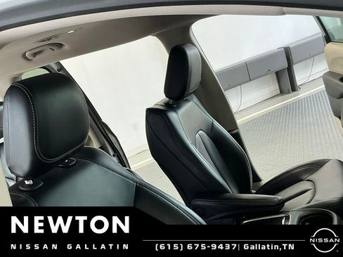 Used 2023 Chrysler Pacifica Touring-L FWD image 11