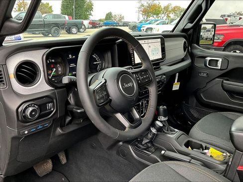 Used 2024 Jeep Wrangler Unlimited w/ Convenience Group AWD/4WD image 10