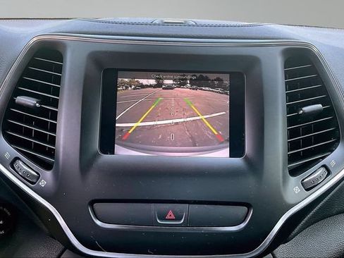 Used 2019 Jeep Cherokee Latitude w/ Popular Appearance Group FWD image 14