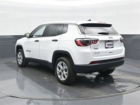 Used 2025 Jeep Compass Sport image 2