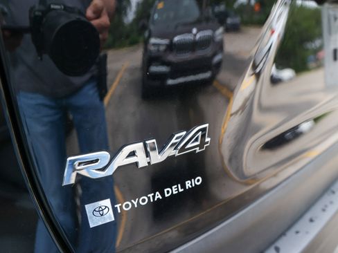 Used 2023 Toyota RAV4 XLE Premium FWD image 11