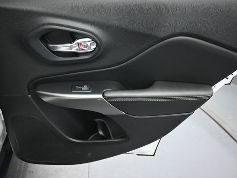 Used 2022 Jeep Cherokee Limited image 27